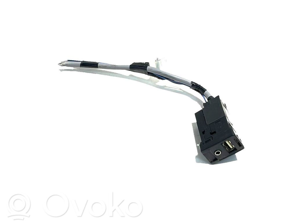 Toyota Verso USB socket connector 
