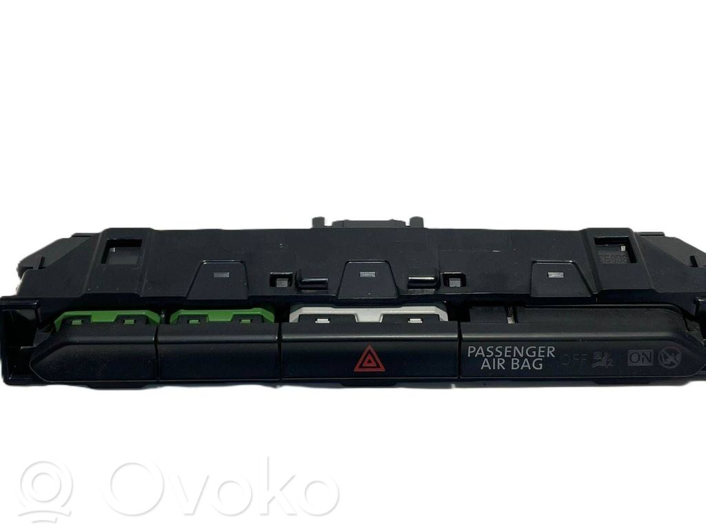 Volkswagen PASSAT B8 Hazard light switch 