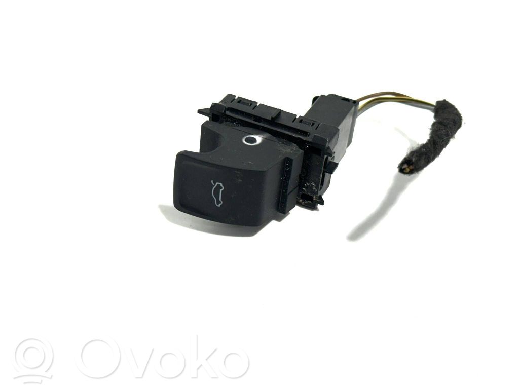 Volkswagen PASSAT B8 Tailgate opening switch 