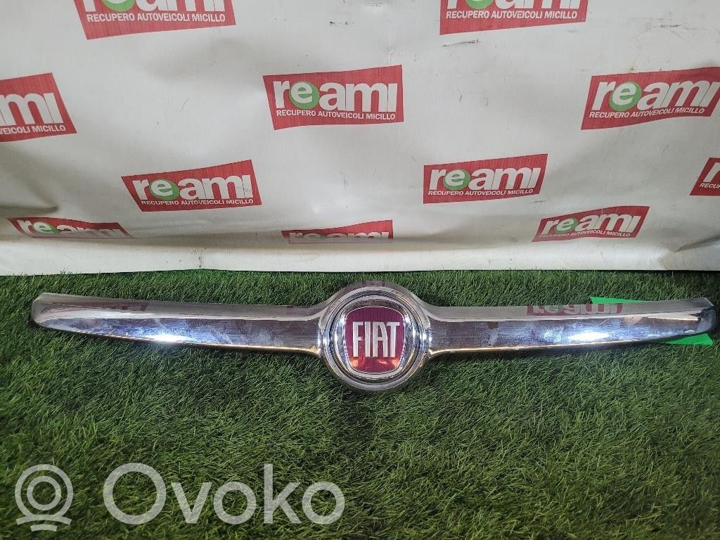 Fiat 500L Etupuskurin reuna 