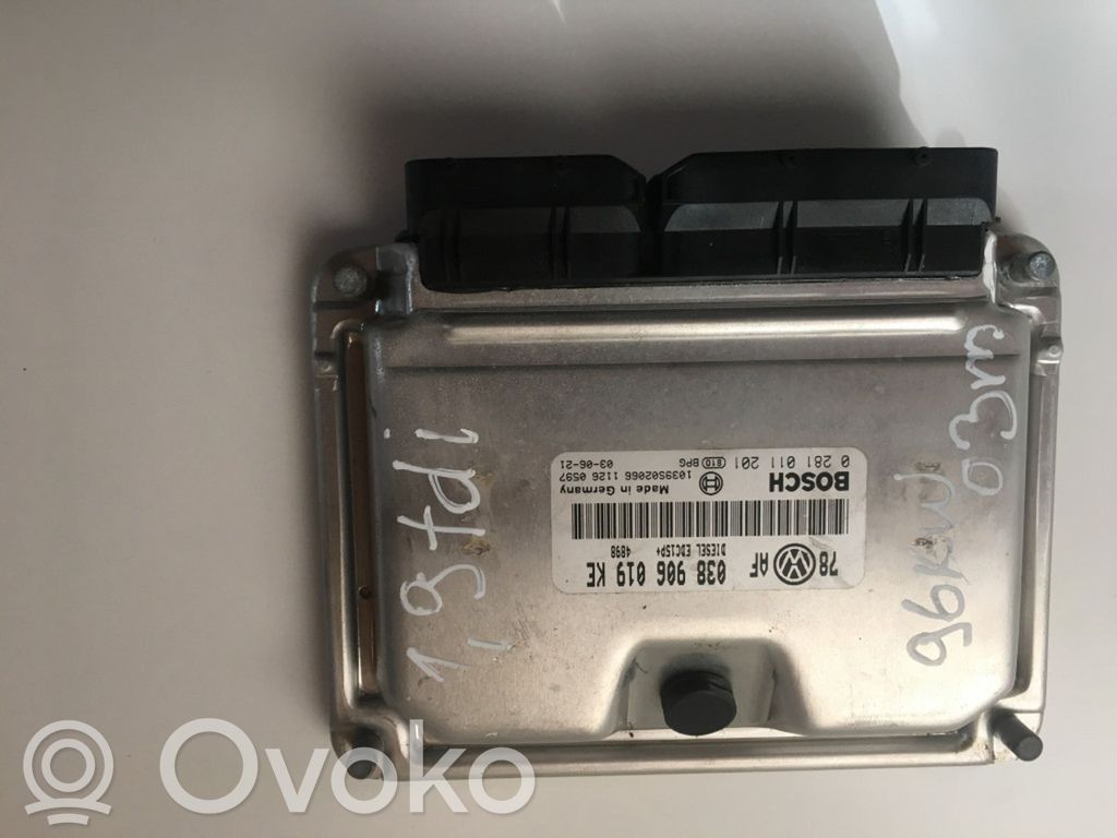 Volkswagen PASSAT B5.5 Engine control unit/module 