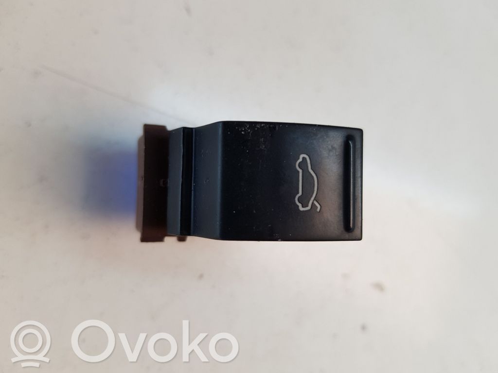 Volkswagen PASSAT B7 Tailgate opening switch 