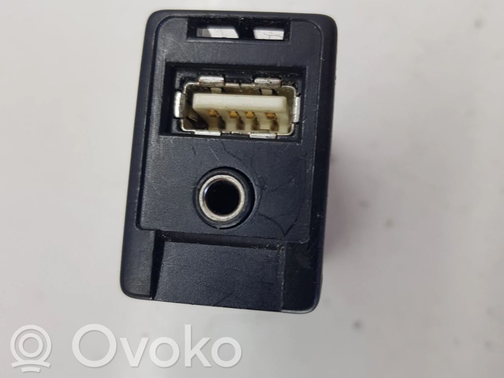 Toyota Avensis T270 USB socket connector 