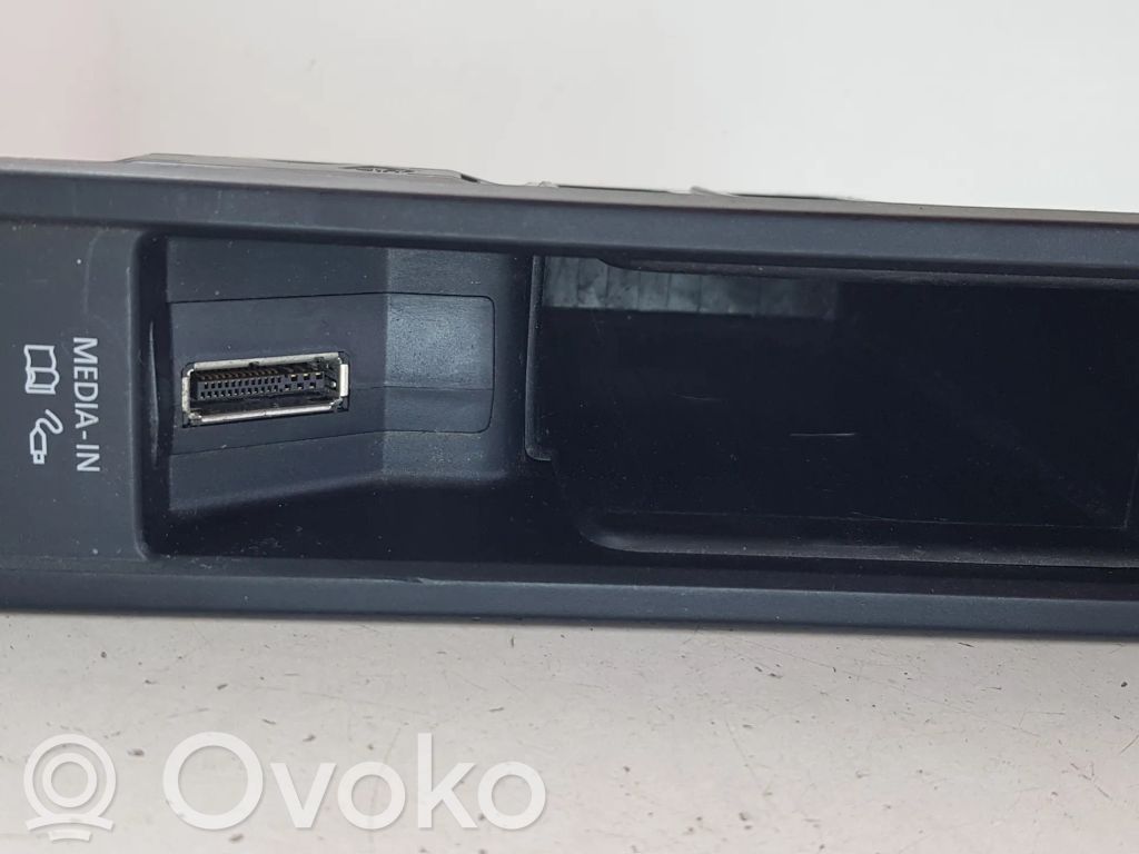 Volkswagen Touran II Head unit multimedia control 