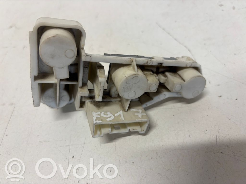 BMW 3 E90 E91 Takavalon polttimon suojan pidike 