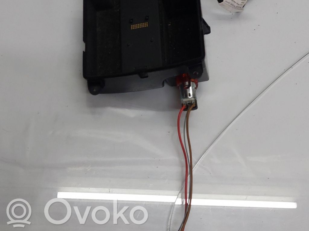 Audi A5 8T 8F Mantu nodalījums centrālā konsole 