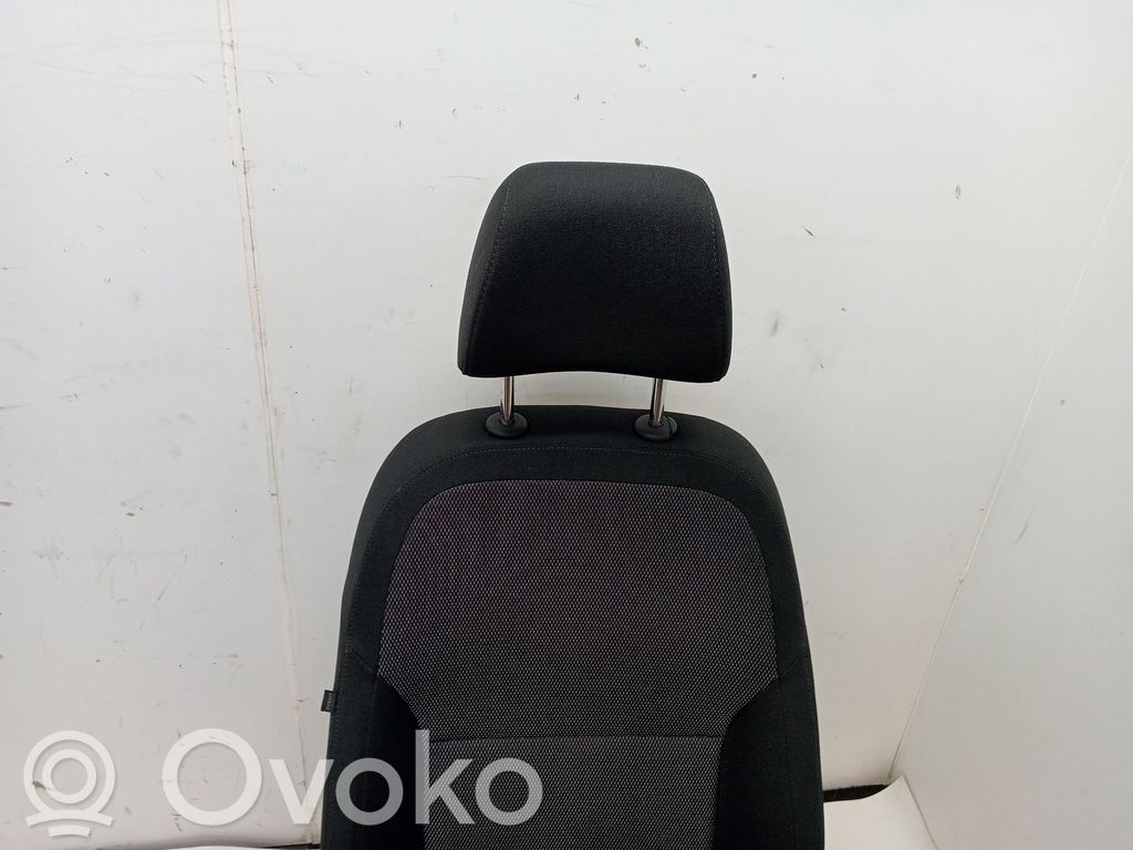 Etumatkustajan istuin   8R0881106N