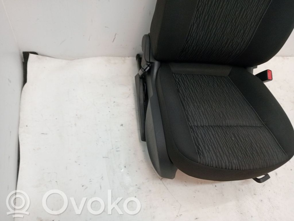 Opel Astra K Etumatkustajan istuin 