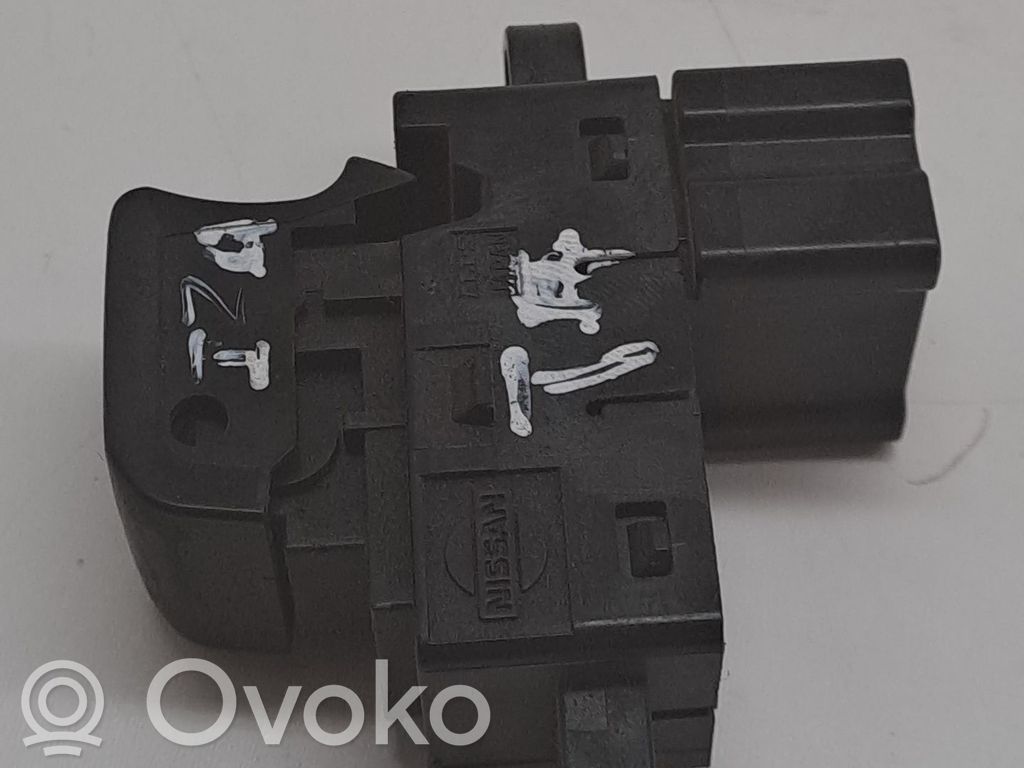 Interrupteur commade lève-vitre   25411JD000