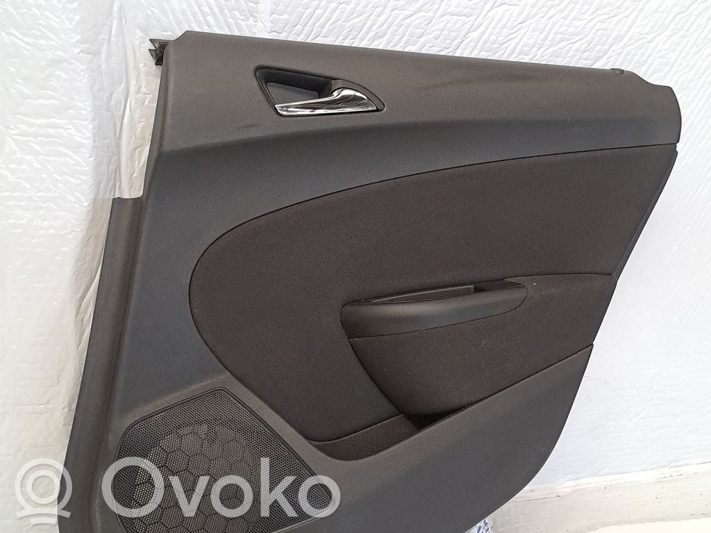 Opel Astra J Rivestimento del pannello della portiera posteriore 