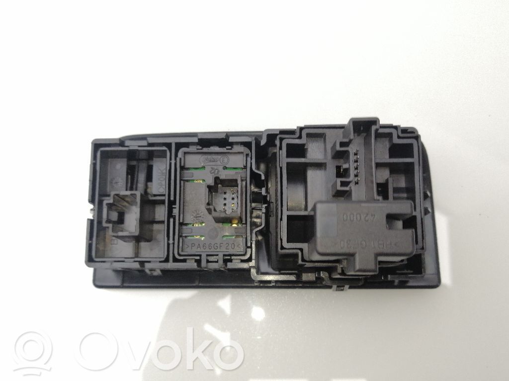 Renault Megane III Boutons / interrupteurs volant 