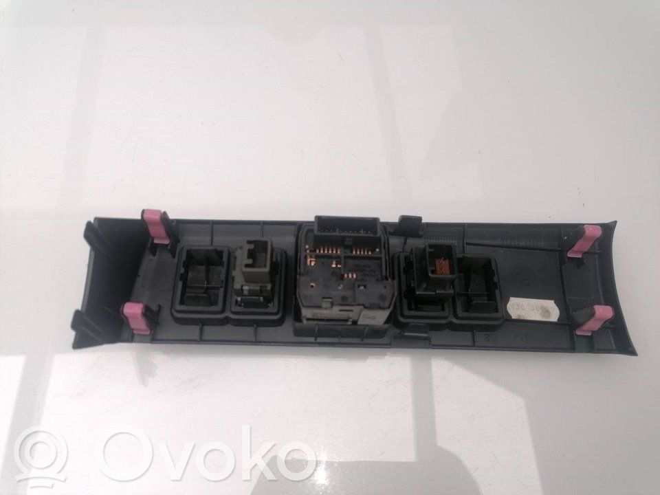 Toyota Avensis T270 Pulsanti/interruttori sul volante