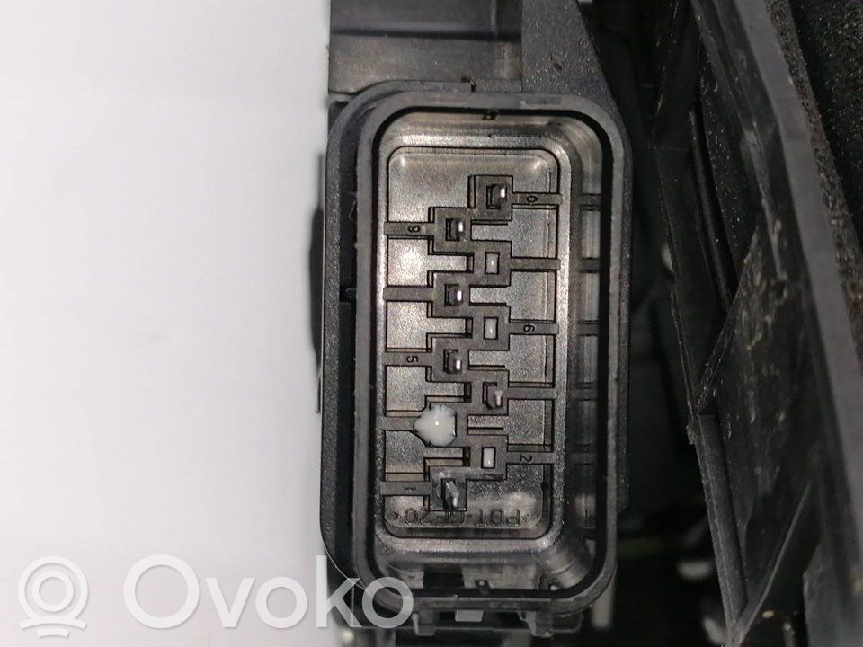 Ford C-MAX I Aizmugurē slēdzene 
