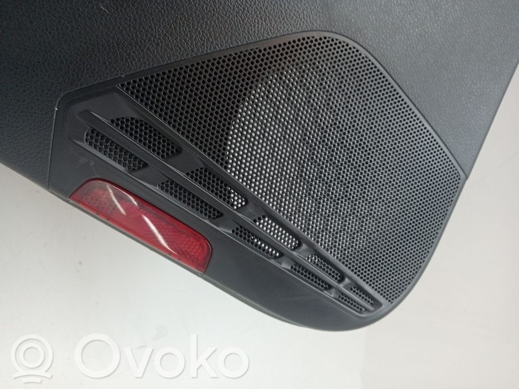 Volkswagen Golf VII Takaoven verhoilu 