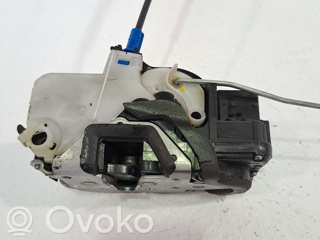 Opel Astra J Priekšpusē slēdzene 
