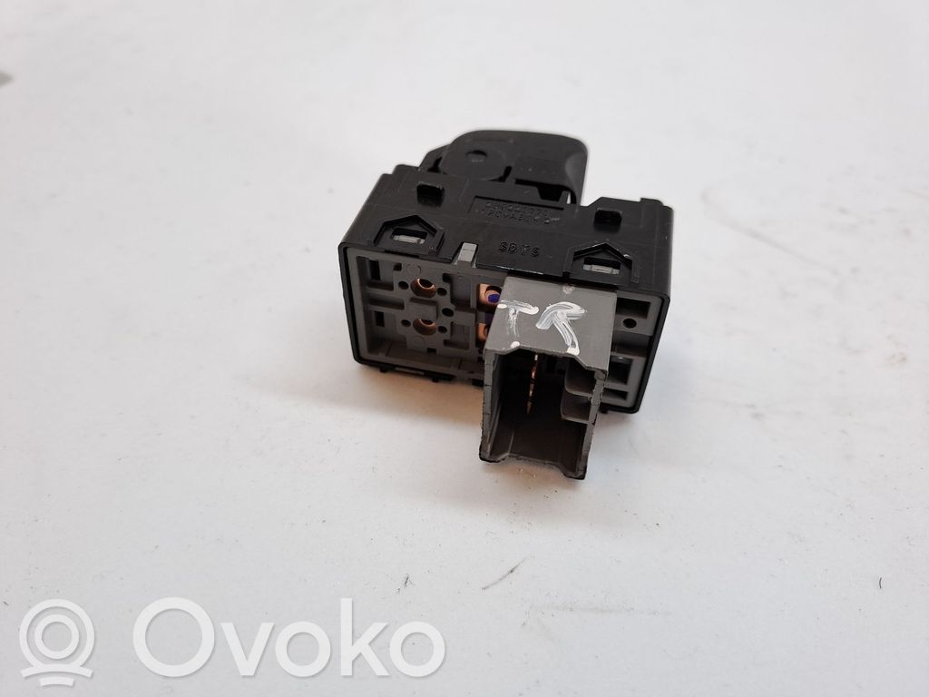 Hyundai i20 Active Interrupteur commade lève-vitre 