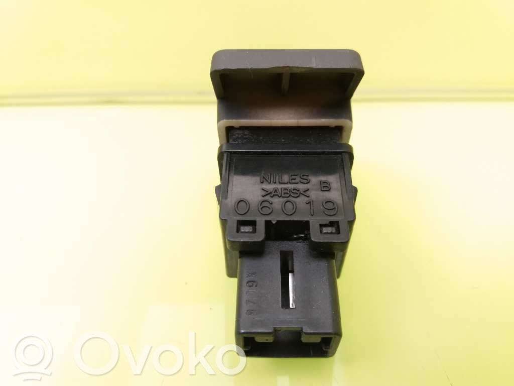 Suzuki SX4 Botón interruptor de luz de peligro 