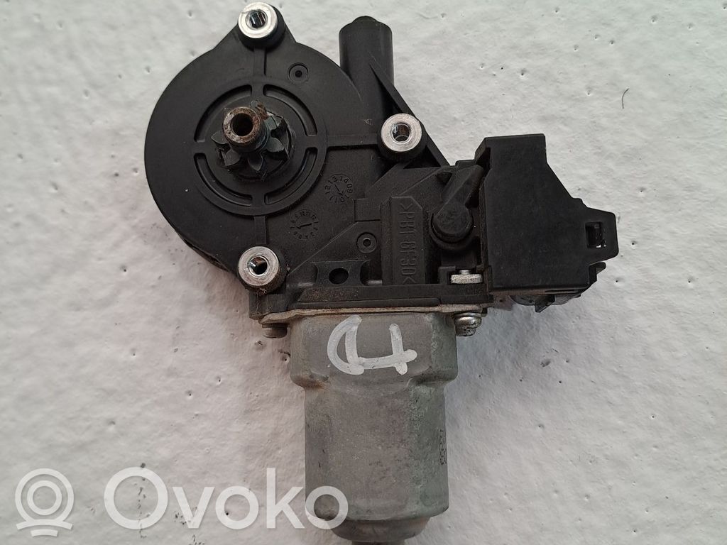 Nissan Juke I F15 Silniczek podnoszenia szyby drzwi tylnych 