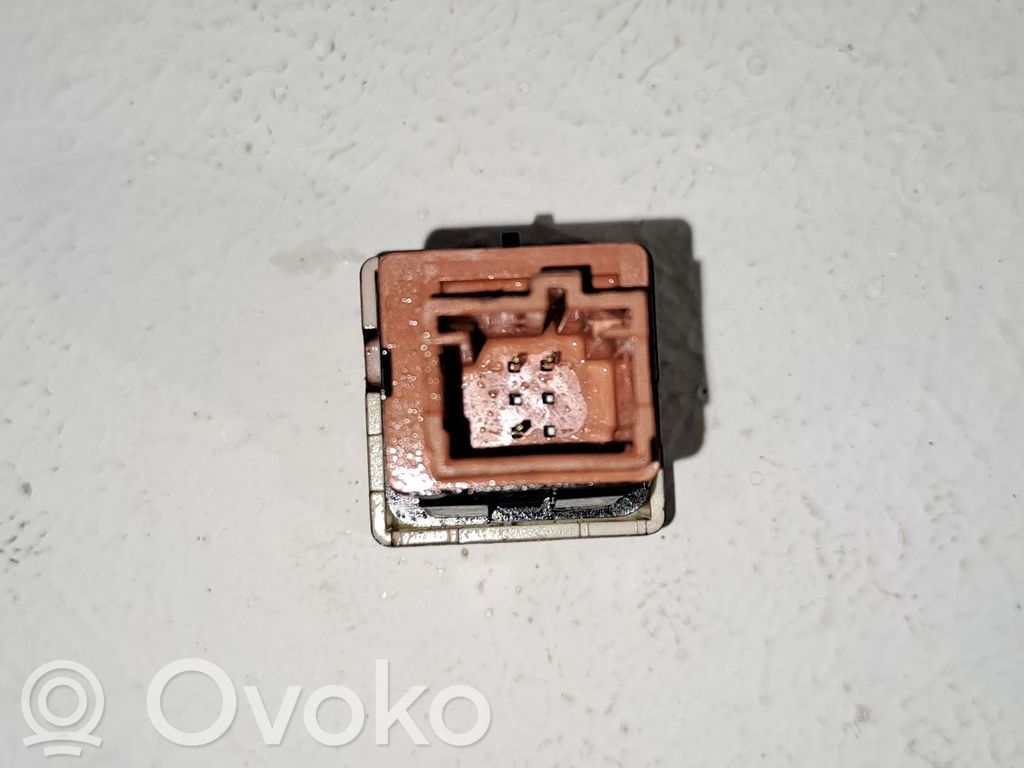 Botón interruptor de luz de peligro   6990L2