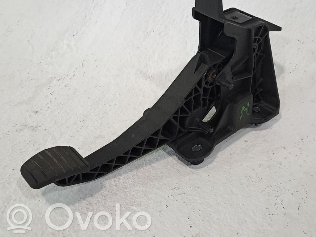 Pedal de embrague   465037621R