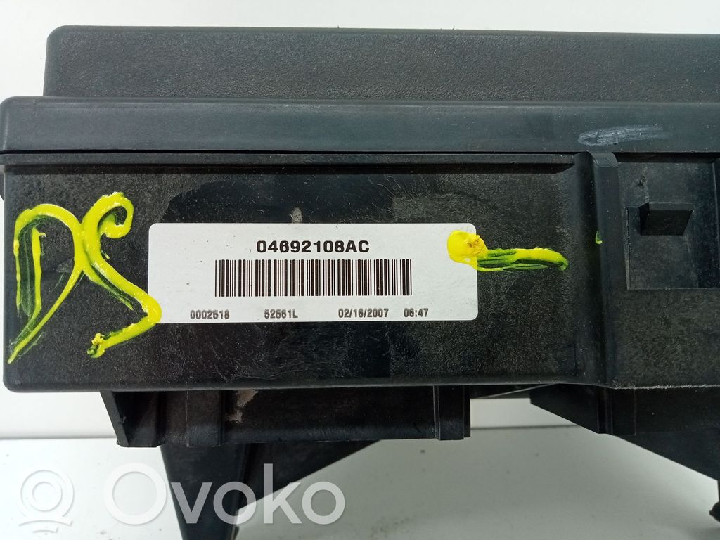 Jeep Grand Cherokee (WK) Ramka / Moduł bezpieczników 