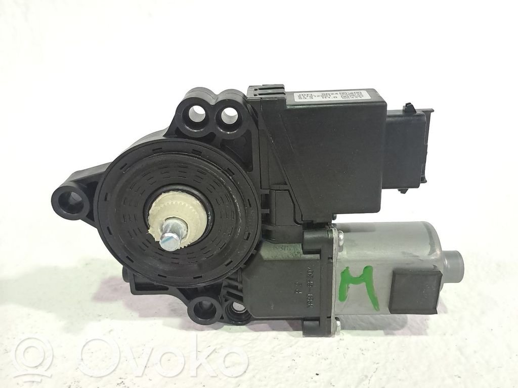 Motor del regulador de la ventanilla de la puerta delantera   82450A2010