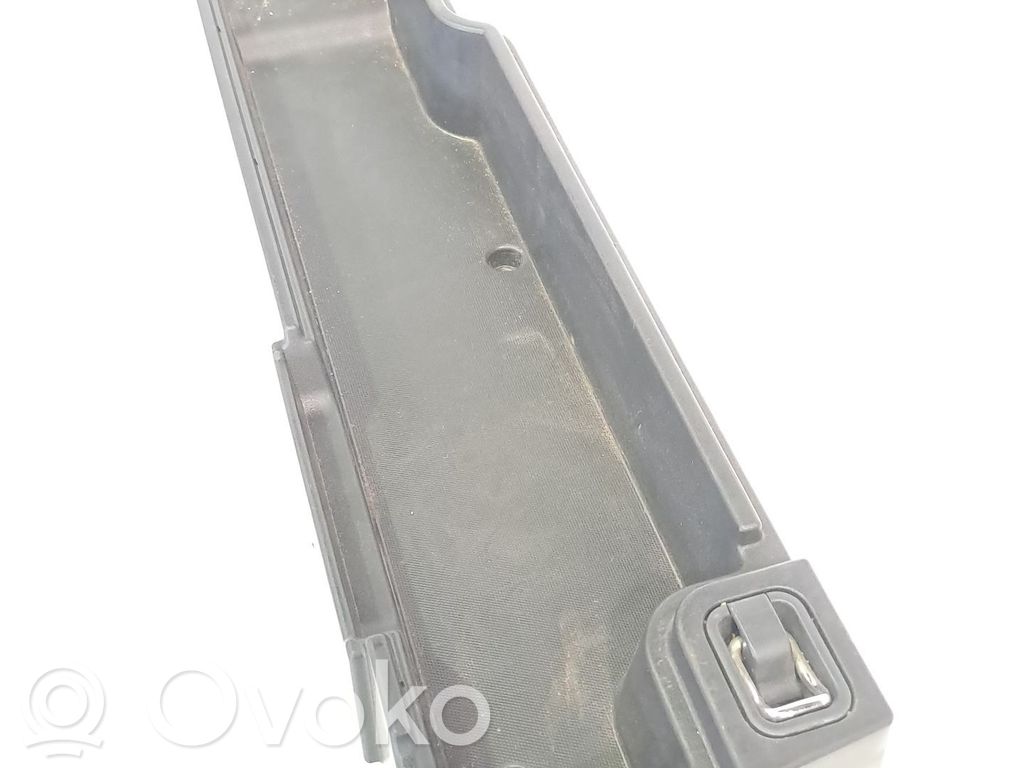 Takaluukun alaosan verhoilu   85750A2000WK