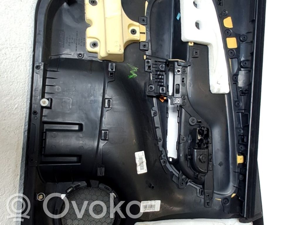 Toyota Yaris Boczki / Poszycie drzwi przednich 