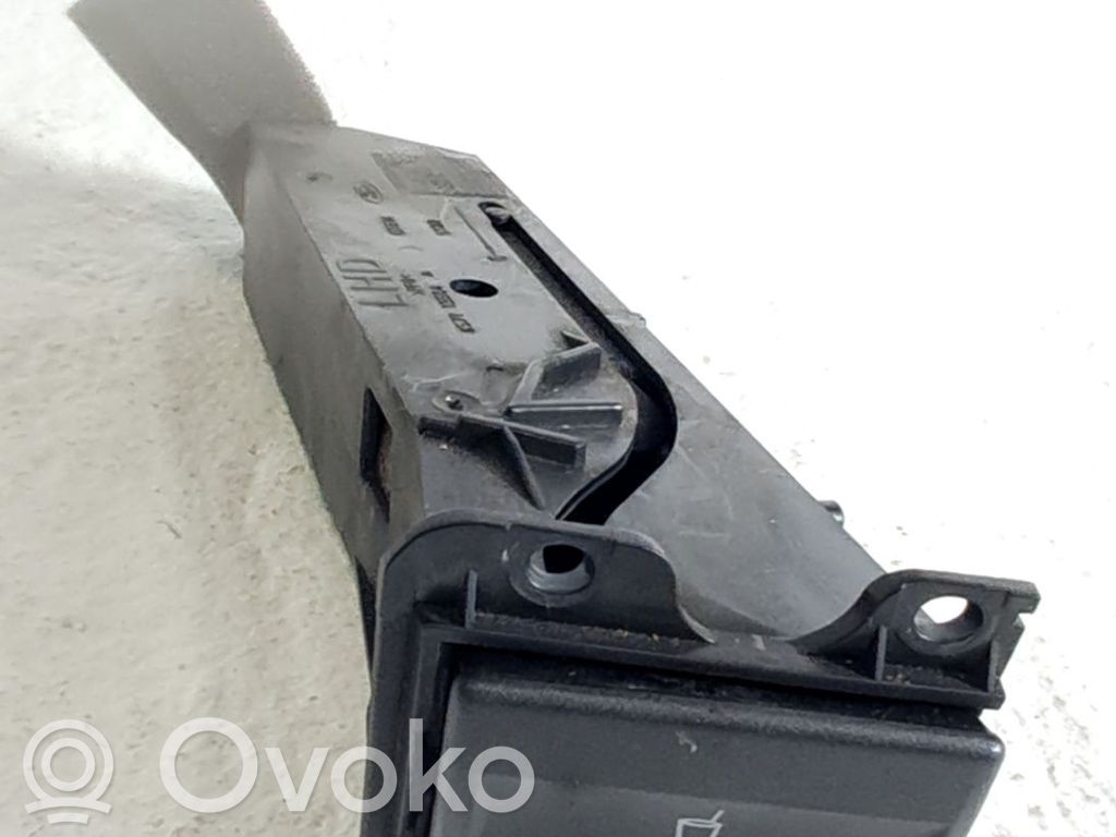 Ford Mondeo Mk III Uchwyt na kubek deski rozdzielczej 