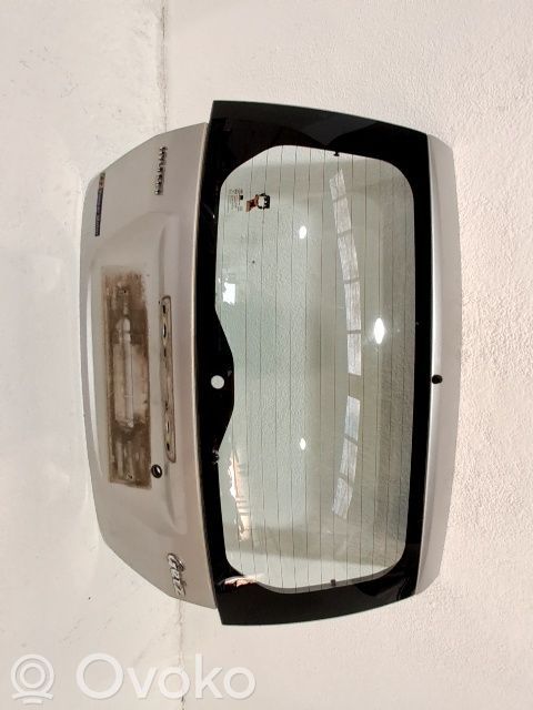 Puerta del maletero/compartimento de carga   737001C010