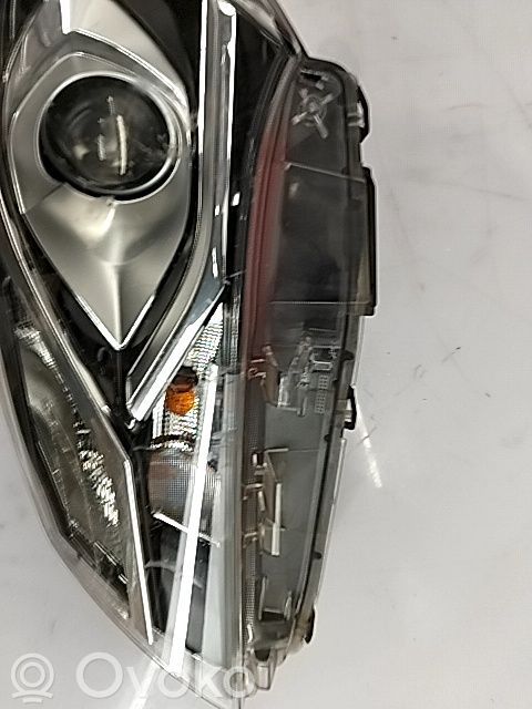 Toyota Yaris Lampa przednia 