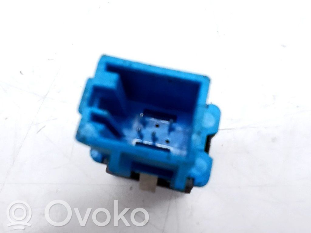 Botón interruptor de luz de peligro   7E0953509ECU
