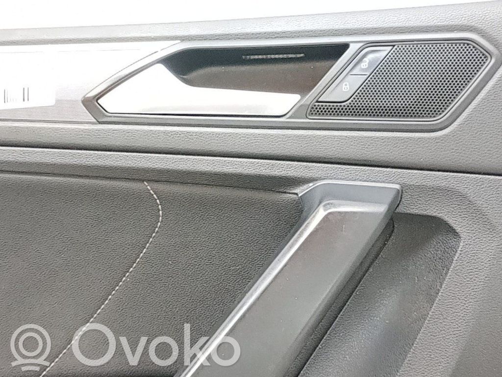 Volkswagen Tiguan Boczki / Poszycie drzwi przednich 