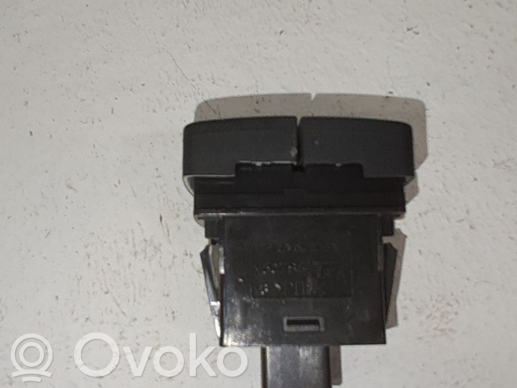 Alte comutatoare/butoane   M50786