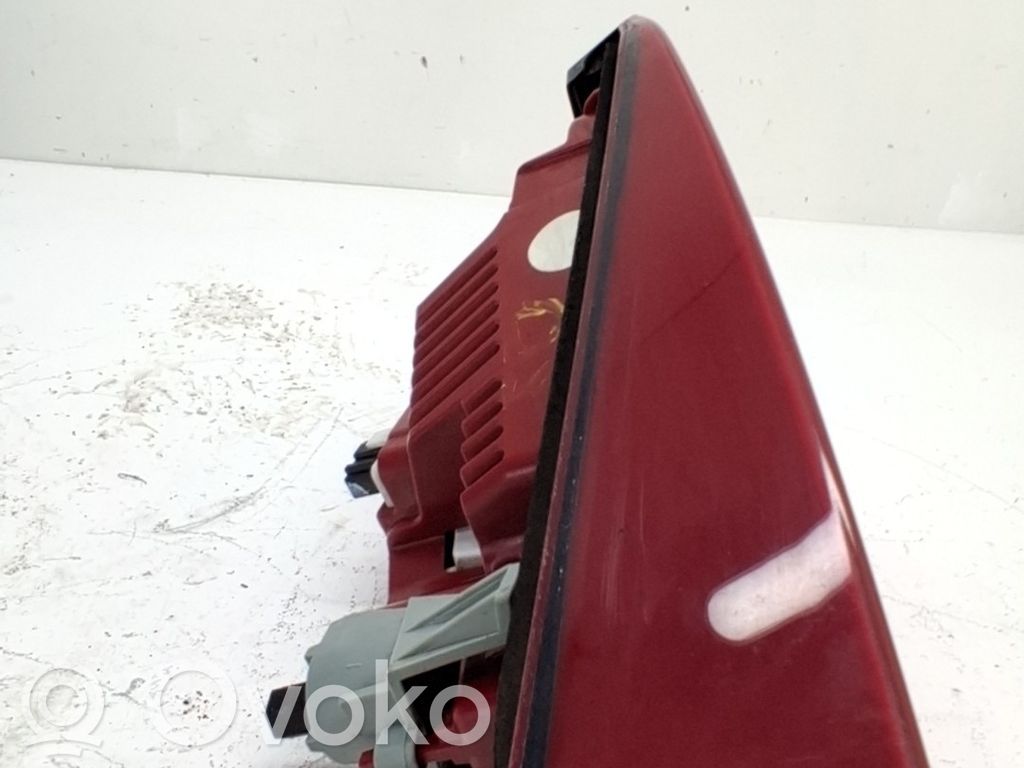Audi A4 S4 B6 8E 8H Takavalon polttimo