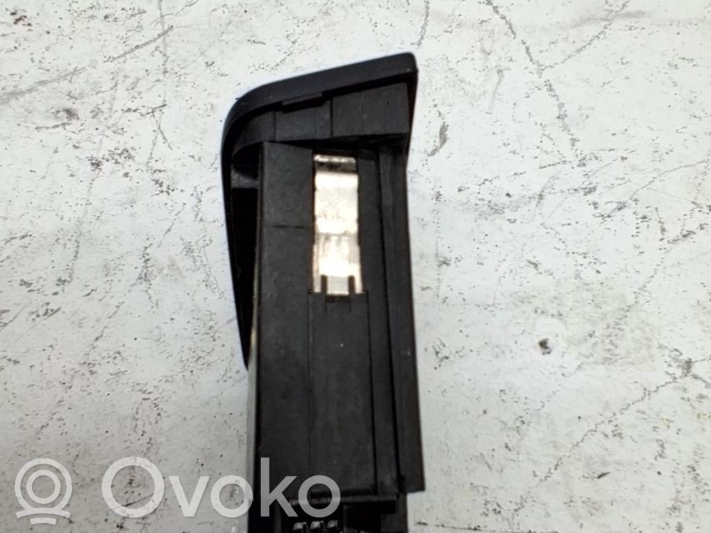 Audi A4 S4 B6 8E 8H Hätävilkkujen kytkin