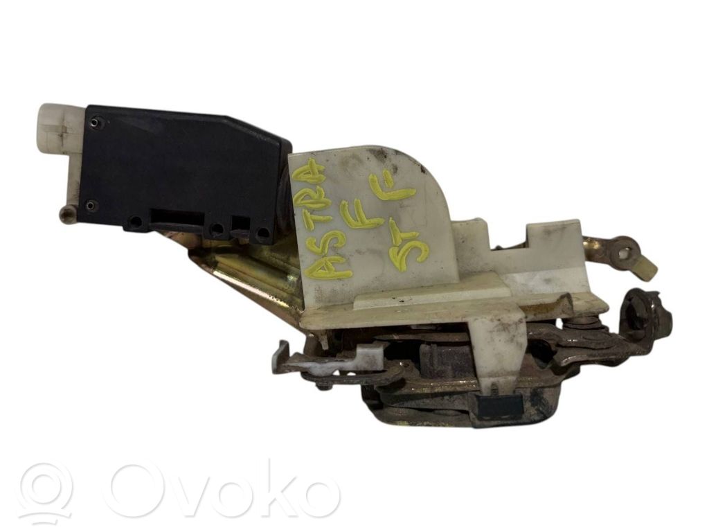 Opel Astra F Priekšpusē slēdzene 