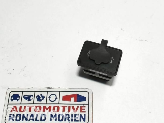 Iveco Daily 4th gen USB socket connector 