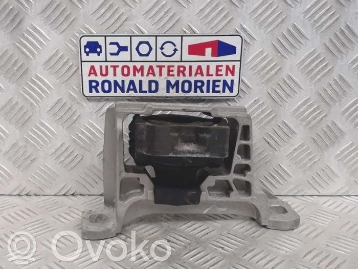 Volvo V40 Engine mount bracket 