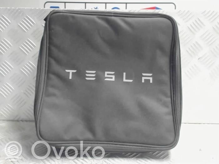 Tesla Model 3 Muu sisätilojen osa 