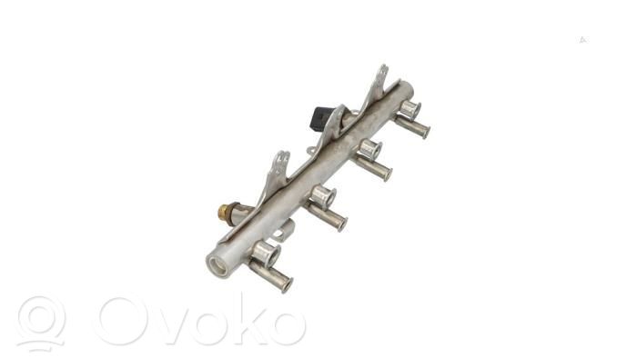 Audi A4 S4 B8 8K Listwa wtryskowa 