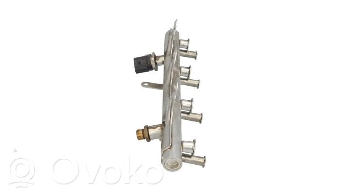 Audi A4 S4 B8 8K Listwa wtryskowa 