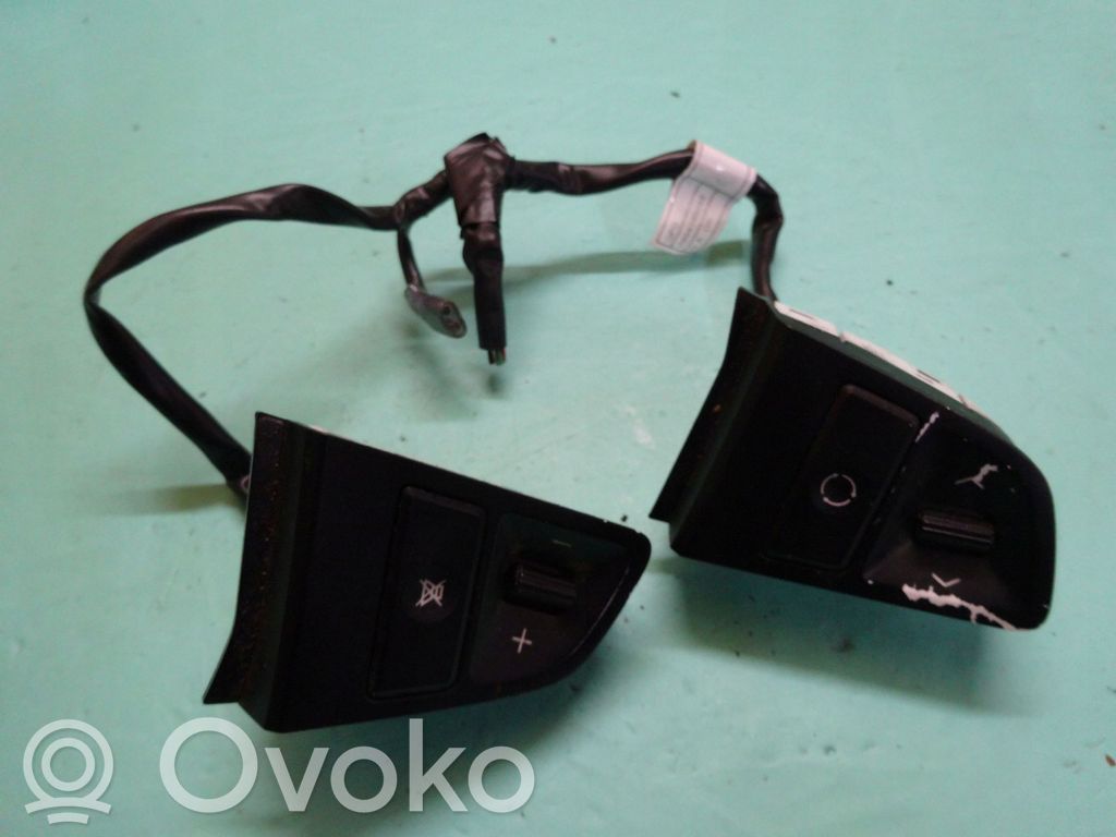 Hyundai i20 (PB PBT) Steering wheel buttons/switches 