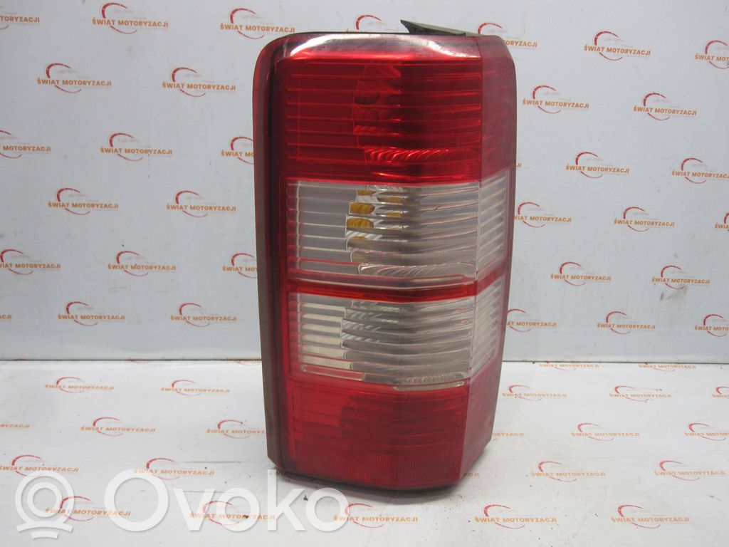 Dodge Nitro Luz trasera/de freno 