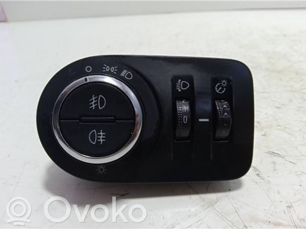 Light switch   13470445