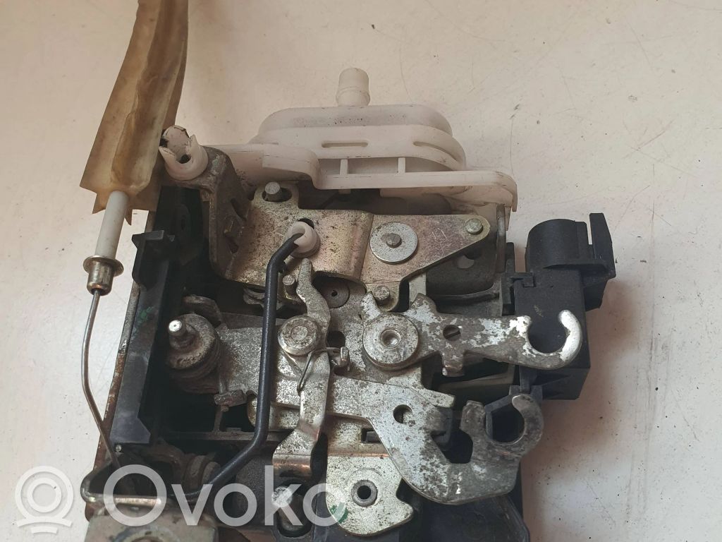 Audi A4 S4 B5 8D Priekinė durų spyna 