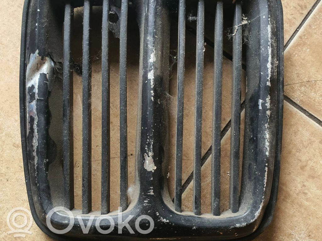 BMW 3 E21 Augšējais režģis 