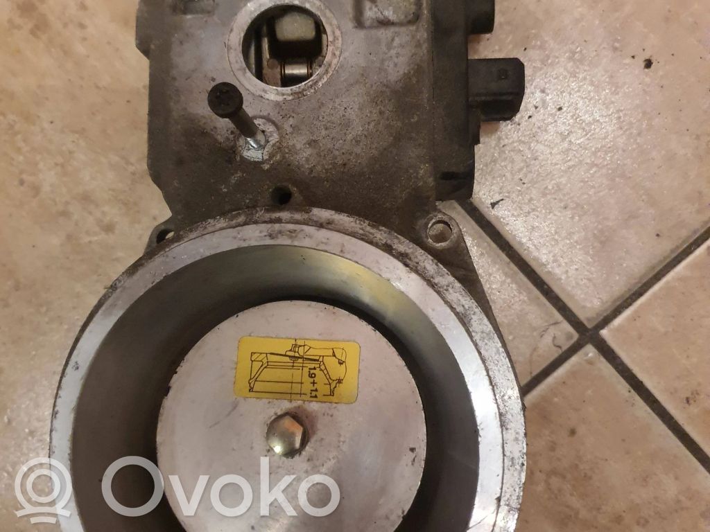 Volkswagen PASSAT B3 Rozdzielacz paliwa 
