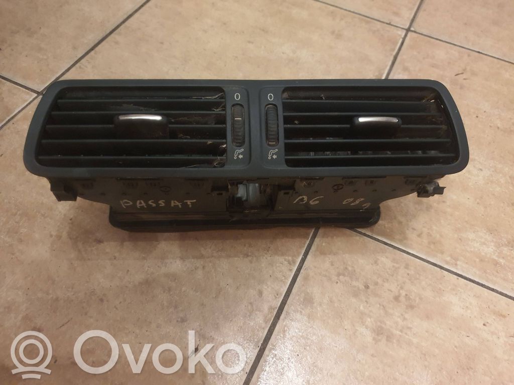 Volkswagen PASSAT B6 Dysze / Kratki środkowego nawiewu deski rozdzielczej 