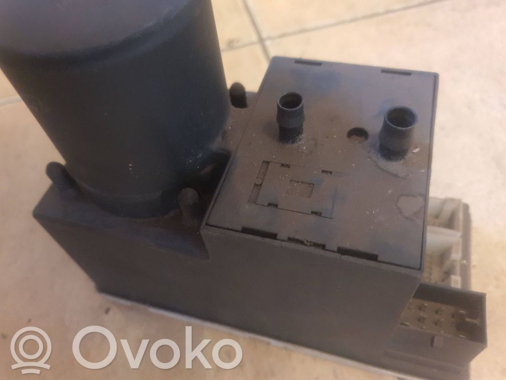 Audi A4 S4 B5 8D Pompă vacuum închidere centralizată 